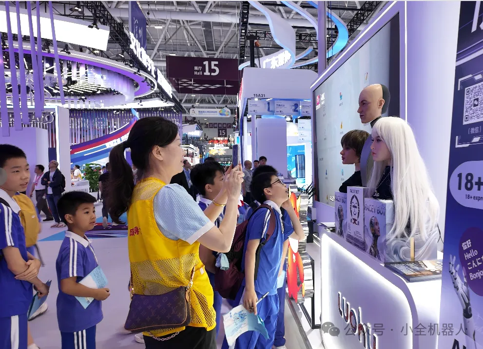 小全科技机器人在文博会现场展示